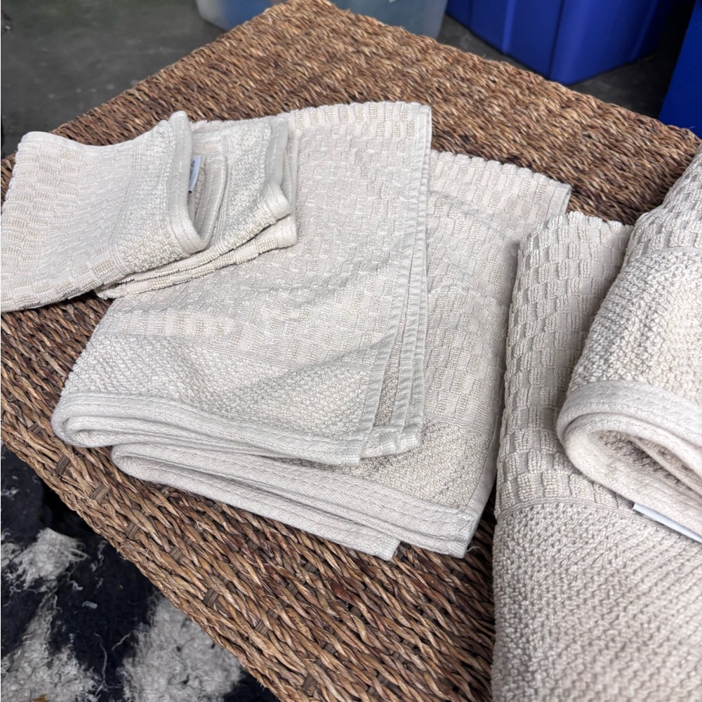 Light Tan Textured Towel Set w/Matching Bathroom Rugs - Picture 4 of 7